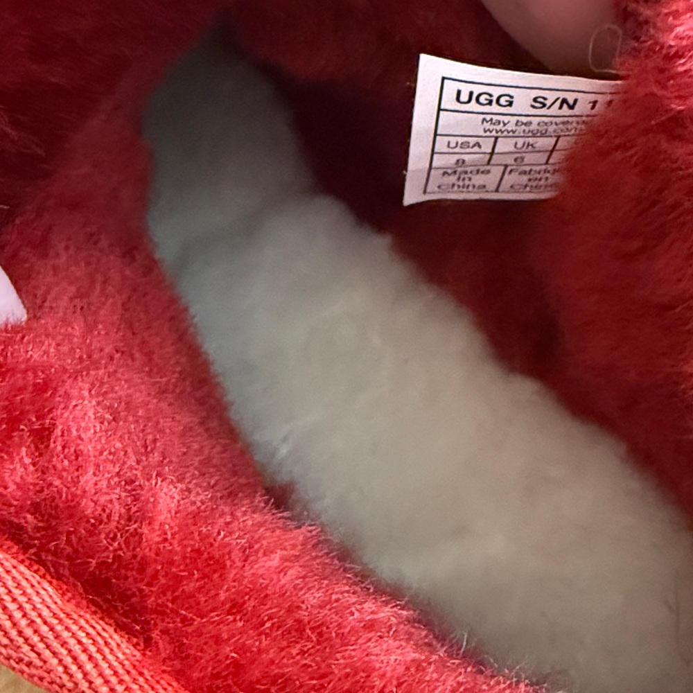 UGG Ultra mini in Ribbon Red new without tags - Picture 15 of 17